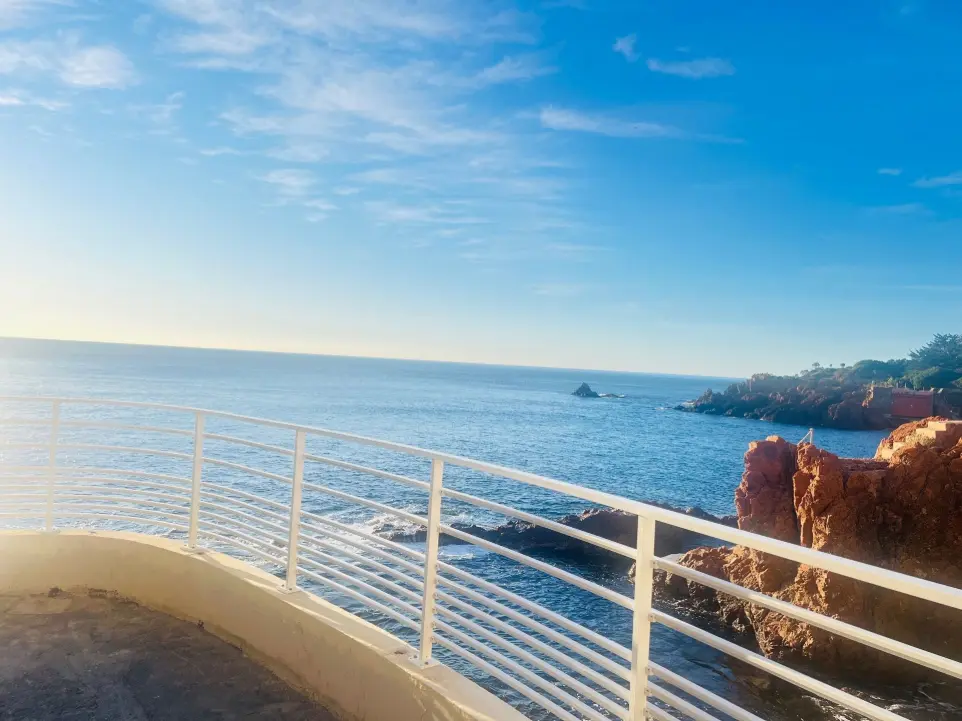 Accès à la mer depuis la terrasse de l'appartement